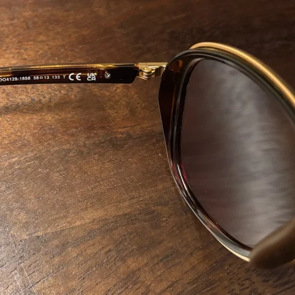 Women’s Oakley
004129 Split Time Stylish Brown and Gold Sunglasses - Picture 3 of 6